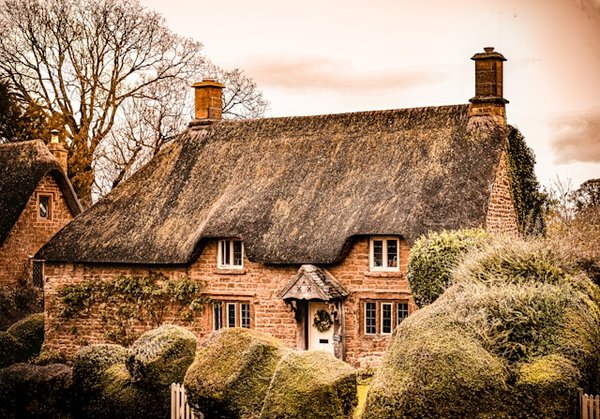 How can you create a seamless indoor-outdoor living space in a UK cottage?